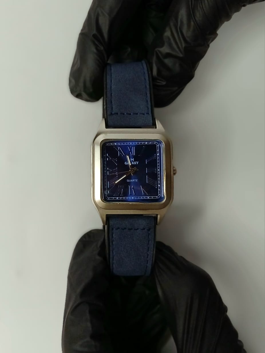 OLD MONEY Leather Strap Magnet Master Lock Watch